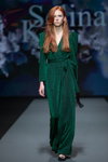 Pokaz Selina Keer — Riga Fashion Week SS2022 (ubrania i obraz: suknia wieczorowa zielona, rude włosy)