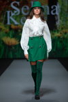 Pokaz Selina Keer — Riga Fashion Week SS2022 (ubrania i obraz: kapelusz zielony, bluzka biała, spódnica zielona)