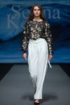 Pokaz Selina Keer — Riga Fashion Week SS2022 (ubrania i obraz: spodnie białe, bluzka czarna, półbuty czarne)