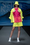 Показ Selina Keer — Riga Fashion Week SS2022 (наряды и образы: желтая шляпа, желтая блуза, желтые шорты)