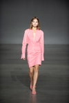 Pokaz Elena Burenina — Ukrainian Fashion Week noseason sept 2021 (ubrania i obraz: sukienka różowa, sandały różowe)