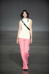 Desfile de Elena Burenina — Ukrainian Fashion Week noseason sept 2021 (looks: pantalón rosa, top blanco)