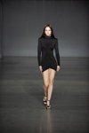 Modenschau von Elena Burenina — Ukrainian Fashion Week noseason sept 2021 (Looks: schwarzes anliegendes Mini Kleid, schwarze Sandaletten)