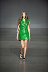 Modenschau von Elena Burenina — Ukrainian Fashion Week noseason sept 2021 (Looks: grünes Mini Kleid, schwarze Sandaletten)