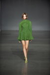 Modenschau von Elena Burenina — Ukrainian Fashion Week noseason sept 2021 (Looks: grünes Mini Kleid, grüne Sandaletten)