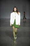 Pokaz Elena Burenina — Ukrainian Fashion Week noseason sept 2021 (ubrania i obraz: rajstopy zielone, sandały białe, żakiet biały, spódnica mini zielona)