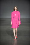 Pokaz Elena Burenina — Ukrainian Fashion Week noseason sept 2021 (ubrania i obraz: sukienka w kolorze fuksji, sandały czerwone)