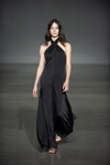 Pokaz Elena Burenina — Ukrainian Fashion Week noseason sept 2021 (ubrania i obraz: suknia wieczorowa czarna, sandały czarne)