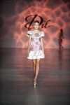 Pokaz Iryna DIL’ — Ukrainian Fashion Week noseason sept 2021 (ubrania i obraz: sukienka biała kwiecista, sandały srebrne)