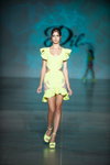 Modenschau von Iryna DIL’ — Ukrainian Fashion Week noseason sept 2021 (Looks: gelbes Mini Kleid)