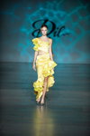 Pokaz Iryna DIL’ — Ukrainian Fashion Week noseason sept 2021 (ubrania i obraz: suknia koktajlowa żółta)