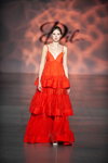 Desfile de Iryna DIL’ — Ukrainian Fashion Week noseason sept 2021 (looks: vestido de noche rojo)