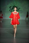 Pokaz Iryna DIL’ — Ukrainian Fashion Week noseason sept 2021 (ubrania i obraz: sukienka mini czerwona, sandały srebrne)
