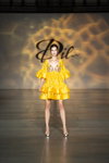 Modenschau von Iryna DIL’ — Ukrainian Fashion Week noseason sept 2021 (Looks: gelbes Mini Kleid, silberne Sandaletten)