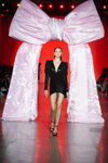 Показ Lallier — Ukrainian Fashion Week noseason sept 2021 (наряды и образы: чёрное коктейльное платье мини, чёрные босоножки)