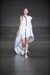 Modenschau von MDNT:45 — Ukrainian Fashion Week noseason sept 2021 (Looks: weißes Kleid)