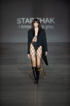 Oleksandra Kugat. Desfile de STARCHAK — Ukrainian Fashion Week noseason sept 2021 (looks: botas negras, americana negra)