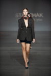 Показ STARCHAK — Ukrainian Fashion Week noseason sept 2021 (наряды и образы: чёрный полосатый жакет, чёрные велосипедки)