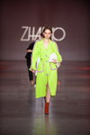 Desfile de ZHARKO — Ukrainian Fashion Week noseason sept 2021 (looks: abrigo de color lima)