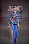 Desfile de ZHARKO — Ukrainian Fashion Week noseason sept 2021 (looks: pantis azules, botas azules)