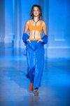 Desfile de ZHARKO — Ukrainian Fashion Week noseason sept 2021 (looks: pantalón azul, top corto naranja)