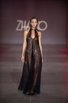 Desfile de ZHARKO — Ukrainian Fashion Week noseason sept 2021 (looks: vestido de noche negro)