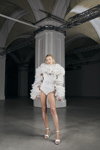 Prezentacja Cihan Nacar — Ukrainian Fashion Week No Season 2021 (ubrania i obraz: suknia koktajlowa biała, sandały białe)