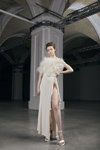 Презентация Cihan Nacar — Ukrainian Fashion Week No Season 2021 (наряды и образы: бежевое вечернее платье с разрезом, белые босоножки)