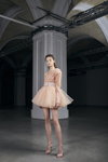 Prezentacja Cihan Nacar — Ukrainian Fashion Week No Season 2021 (ubrania i obraz: suknia koktajlowa cielista)