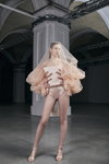 Prezentacja Cihan Nacar — Ukrainian Fashion Week No Season 2021 (ubrania i obraz: suknia koktajlowa cielista)
