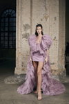 Prezentacja Cihan Nacar — Ukrainian Fashion Week No Season 2021 (ubrania i obraz: suknia wieczorowa lilakowa)