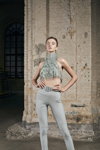Prezentacja Cihan Nacar — Ukrainian Fashion Week No Season 2021 (ubrania i obraz: spodnie szare, rzemień szary, krótki top szary)