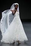 Modenschau von Cymbeline — VBBFW 2020 (Looks: weißes Hochzeitskleid)