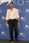 Antonio Banderas. Festiwal Filmowy w Wenecji 2021. Część 2 (ubrania i obraz: koszula biała)