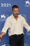 Antonio Banderas. Festiwal Filmowy w Wenecji 2021. Część 2 (ubrania i obraz: koszula biała)