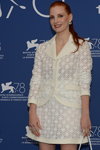 Jessica Chastain. Festiwal Filmowy w Wenecji 2021. Część 2 (ubrania i obraz: garnitur damski (żakiet, spódnica) biały)
