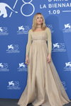Kate Hudson. Festiwal Filmowy w Wenecji 2021. Część 2 (ubrania i obraz: suknia wieczorowa beżowa)