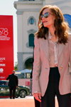 Изабель Юппер. Венецианский кинофестиваль 2021. Часть 1 (наряды и образы: серый жакет, чёрные брюки, солнцезащитные очки)
