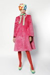 Lookbook Ágatha Ruiz de la Prada AW 21 (ubrania i obraz: rajstopy czerwone, palto w kolorze fuksji)