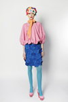 Lookbook de Ágatha Ruiz de la Prada AW 21 (looks: pantis turquess, zapatos de tacón rosas, falda azul, blusa rosa)