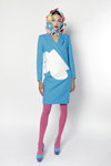 Lookbook Ágatha Ruiz de la Prada AW 21 (ubrania i obraz: sukienka błękitna, rajstopy w kolorze fuksji, półbuty błękitne)