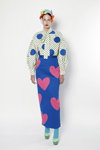 Лукбук Ágatha Ruiz de la Prada AW 21 (наряди й образи: блакитні колготки, біла блуза в горошок, сіня спідниця максі з сердечками)