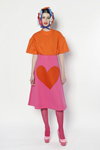 Lookbook Ágatha Ruiz de la Prada AW 21 (ubrania i obraz: top pomarańczowy, spódnica z serduszkami różowa, rajstopy w kolorze fuksji, półbuty różowe)