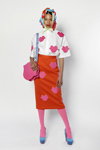 Lookbook de Ágatha Ruiz de la Prada AW 21 (looks: pantis rosas, blusa blanca, falda roja, bolso fucsia, zapatos de tacón azul claro)
