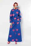 Lookbook Ágatha Ruiz de la Prada AW 21 (ubrania i obraz: pulower niebieski, spodnie niebieskie, półbuty różowe)