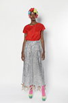 Lookbook Ágatha Ruiz de la Prada AW 21 (ubrania i obraz: rajstopy różowe, top czerwony, spódnica srebrna)