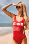 Кампания купальников Banana Moon Teens SS 2021 (наряды и образы: красный закрытый купальник со слоганом, блонд (цвет волос), солнцезащитные очки)