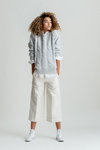 Lookbook Celtic & Co SS 21 (ubrania i obraz: culotte białe, bluzka biała, pulower błękitny, trampki białe)