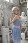Kampagne von Ciriana SS 2021 (Looks: himmelblaues Mini Kleid, blonde Haare)