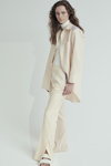 Лукбук ANNE VEST AW 21 (наряды и образы: кремовый брючный костюм, белая водолазка, белые босоножки)